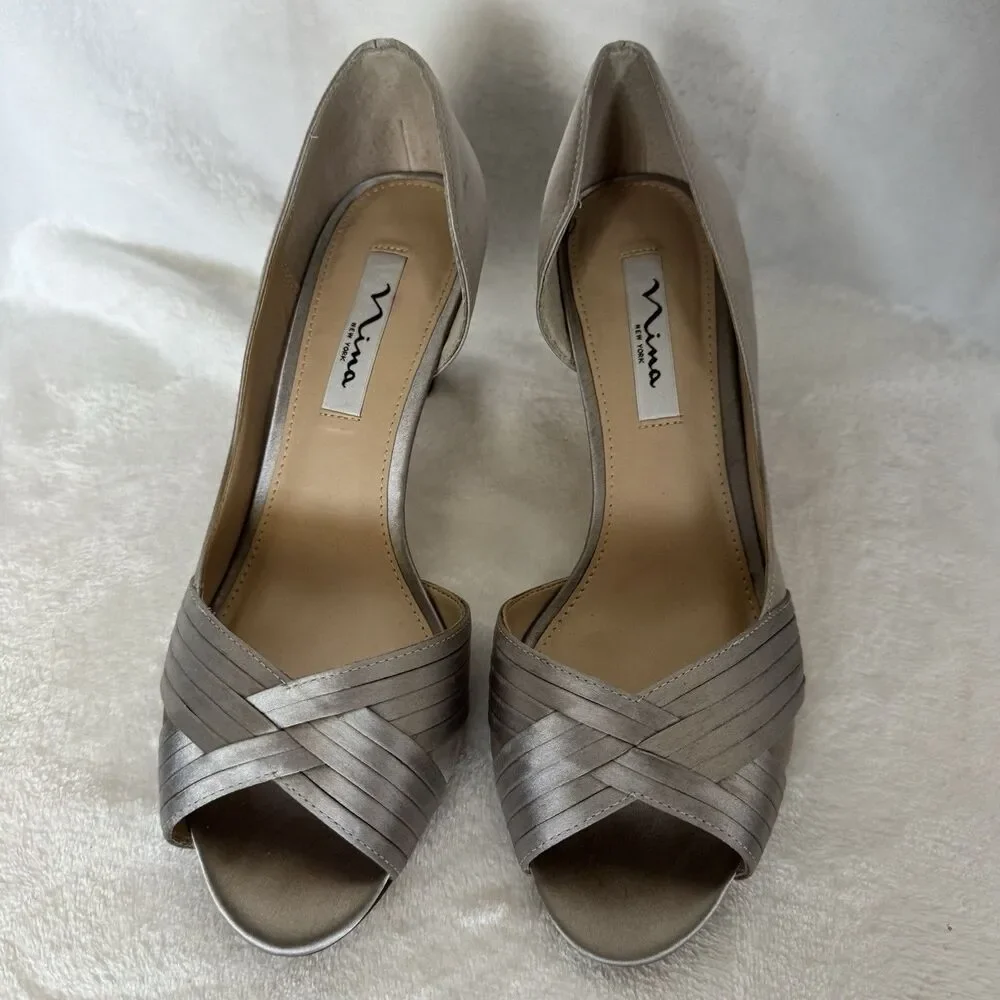 Nina women peep